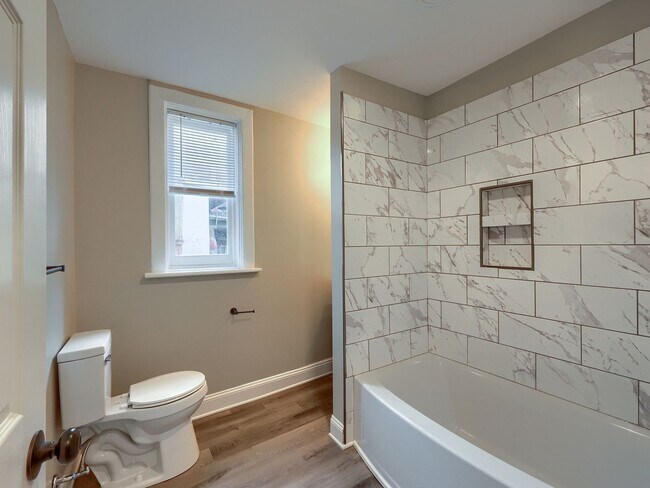 Building Photo - 612 N 2nd St