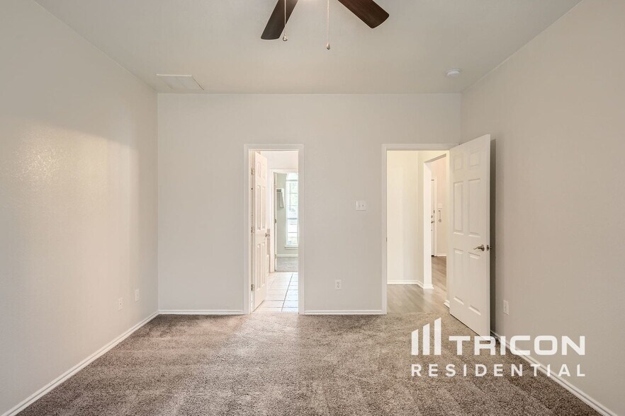 Building Photo - 5924 Woodoak Dr