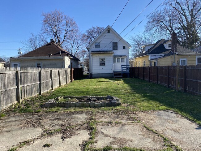 Building Photo - 3 Bedroom House - South Side Neighborhood