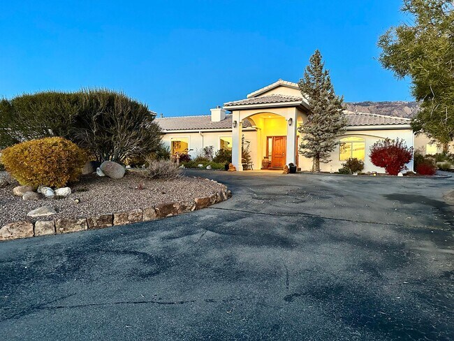 Building Photo - Move in Special Luxury 4 bedroom 4.5 bathr...