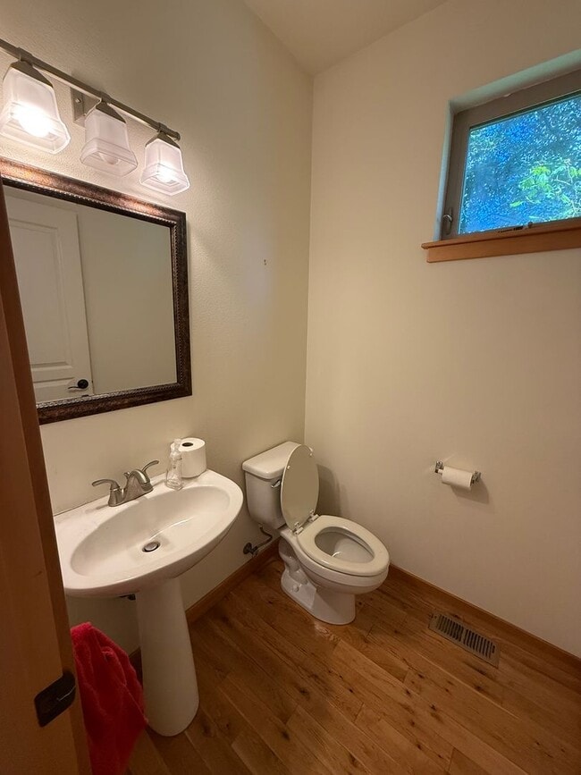 Building Photo - 4 bdrm/2.5 bath Custom Home on the Southside