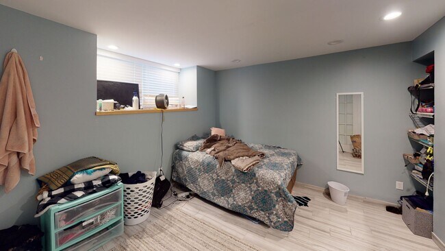 Building Photo - Modern Cleveland Circle three bed duplex c...
