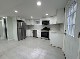 Building Photo - 14 Shore Dr