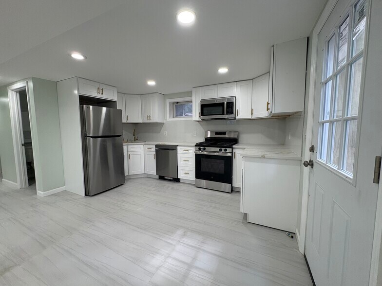 Renovated Huge 1 BR brand new by OWNER - 14 Shore Dr