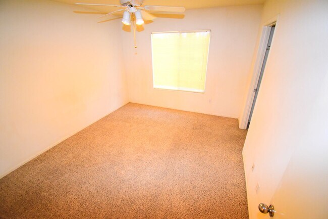 Building Photo - Beautiful 2 Bedroom, 2 Bath Condo in Summe...