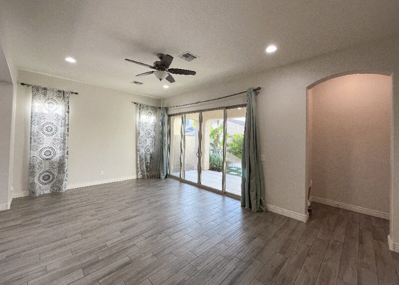 Building Photo - 2902 E Ebony Dr