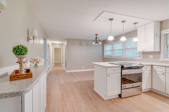 Building Photo - Spacious 3-Bed Ranch Living in Hillsborough