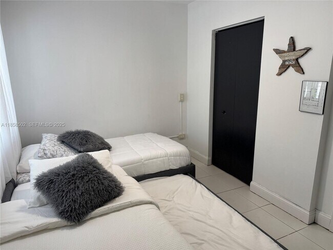 Building Photo - 1301 Grouper Dr