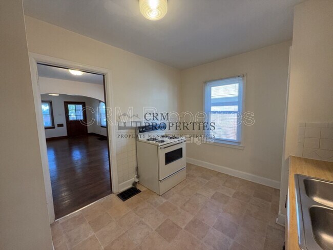 Building Photo - 933 N Linwood Ave