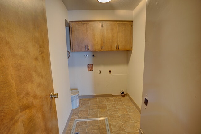 Building Photo - 2 bedroom, 1 bath duplex in the North End.