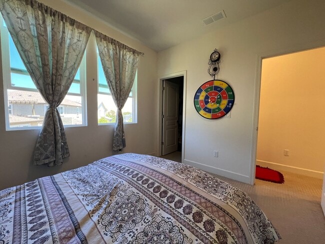 Building Photo - Beautiful 2 story home located in gated community of Wallis Ranch Dublin