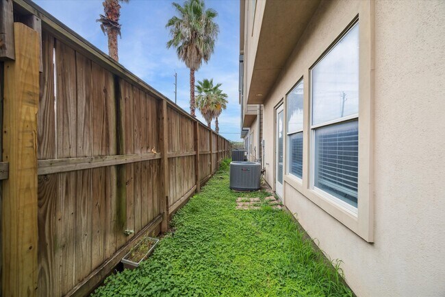 Building Photo - 3041 Clinton Dr