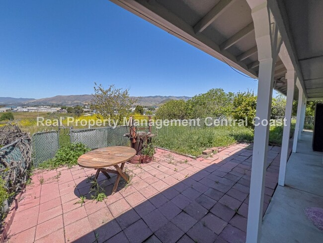 Building Photo - AVAILABLE NOW - Spacious Country Home in S...