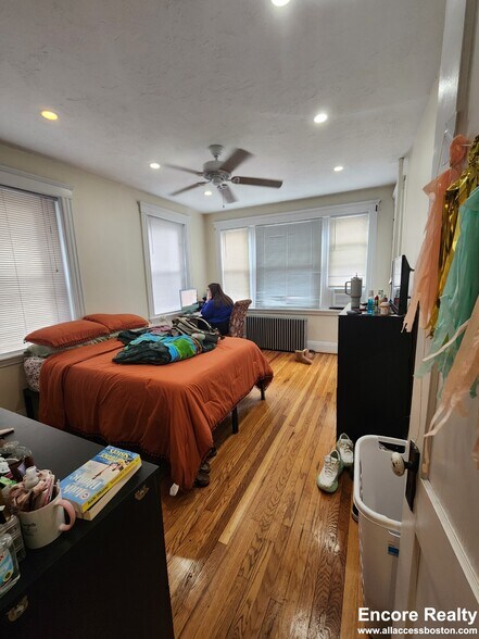 Building Photo - 208 Kelton St