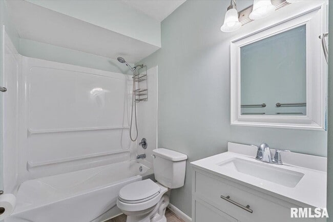 Building Photo - 925 2nd Ave E