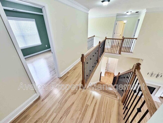 Building Photo - 2435 Manor View