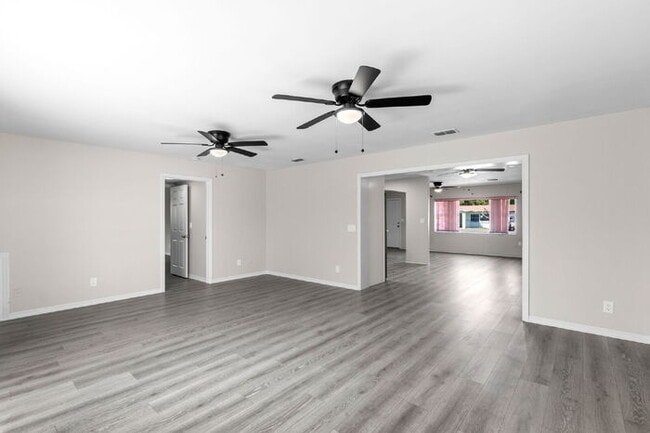Building Photo - Home For Rent in St Petersburg!