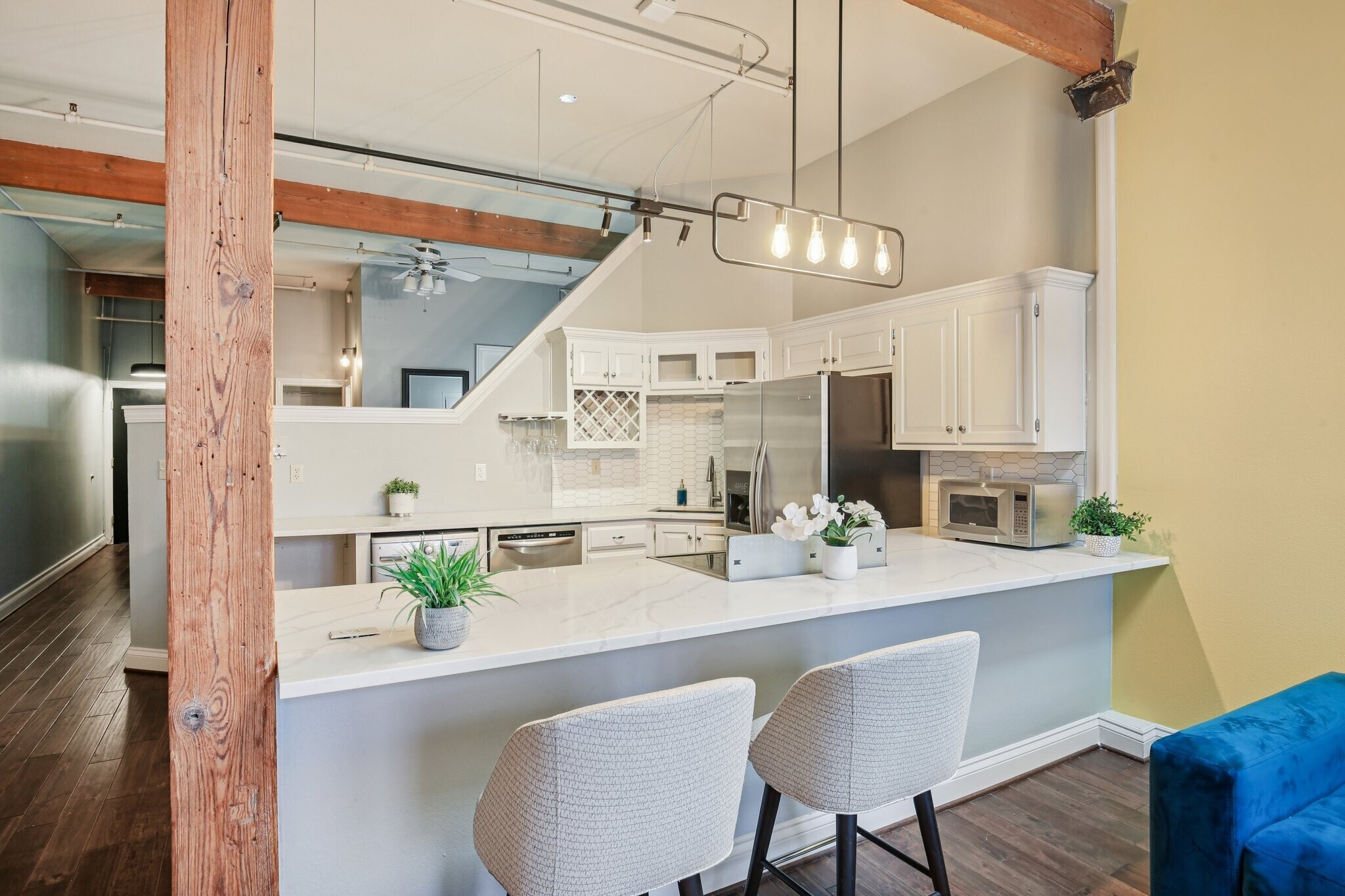 Building Photo - 308 W 8th St