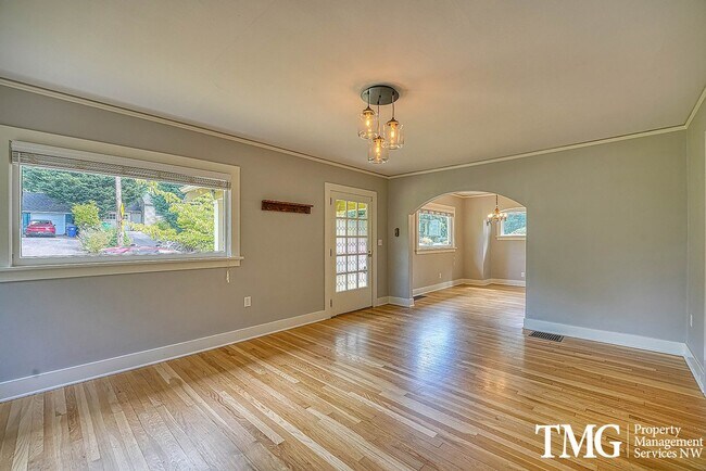 Building Photo - 3 BD SW Portland Home Near Multnomah Village