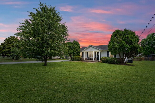 Building Photo - Charming Home