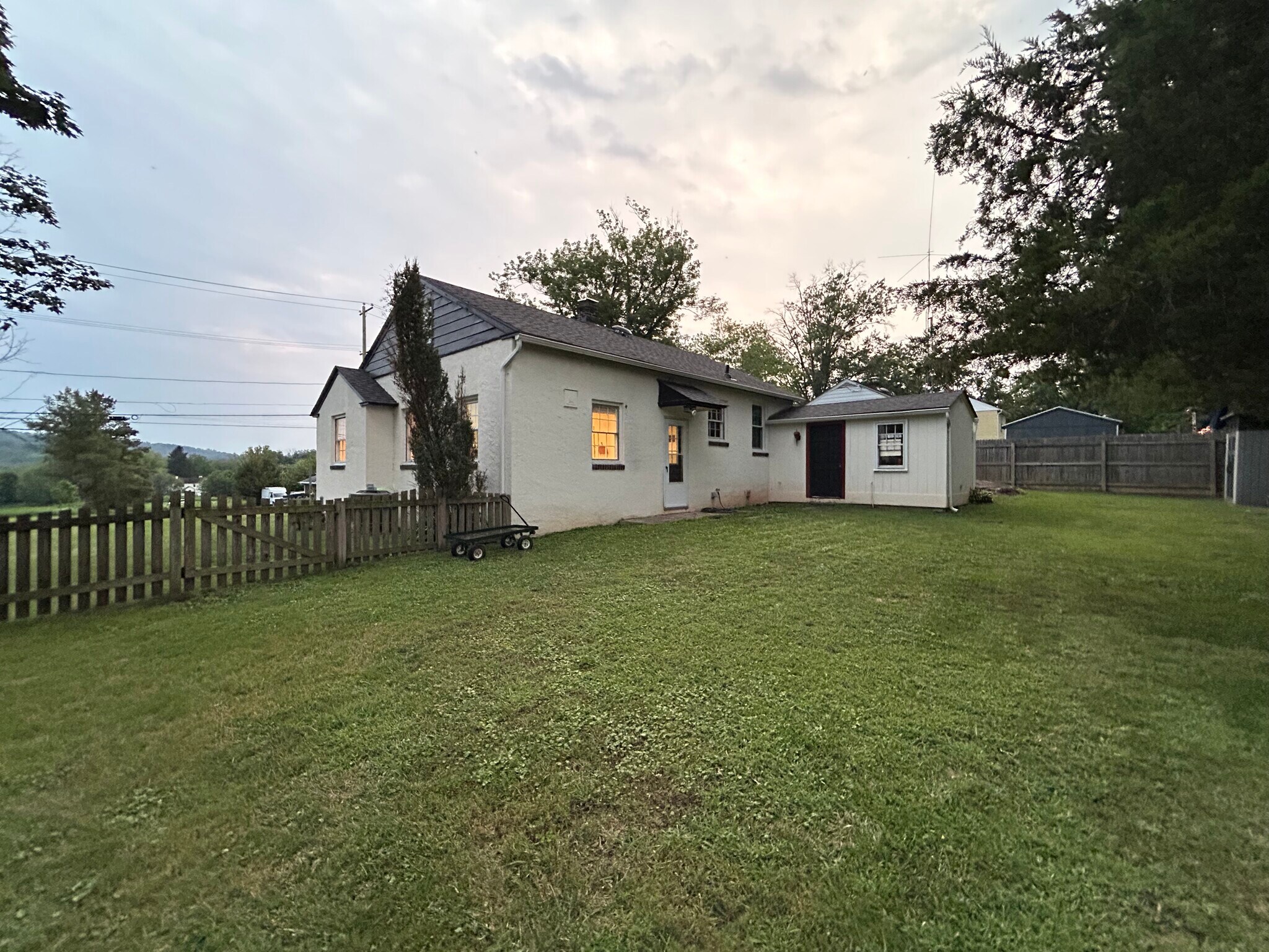 Building Photo - 15 E Pothouse Rd
