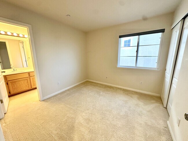 Building Photo - Coming Soon! Charming 3-Bedroom Hamilton Home