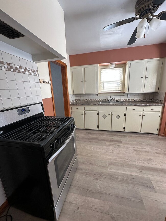 Building Photo - 4811 Albertly Ave