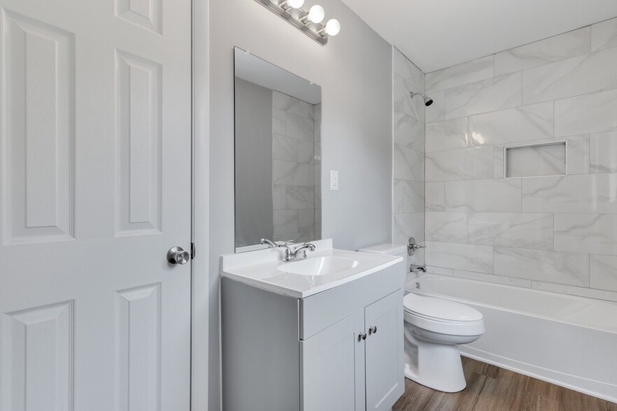 Master bathroom - 2058 Nettie Ct