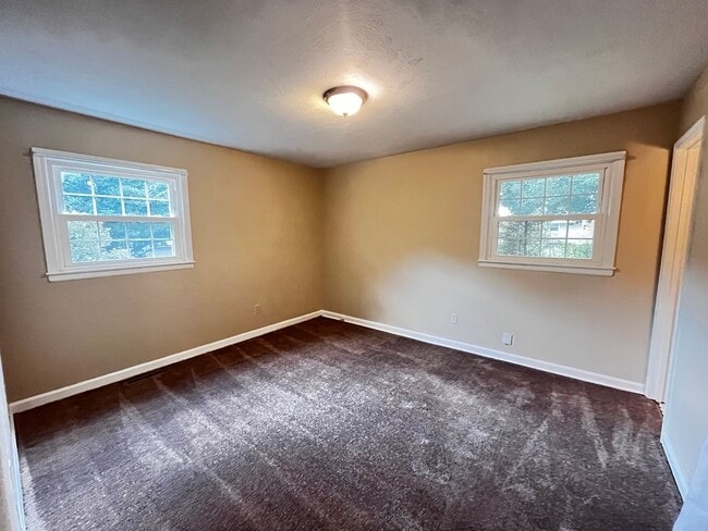 Building Photo - Wonderful 3 Bed and 1.5 Bath Ranc-Style Home