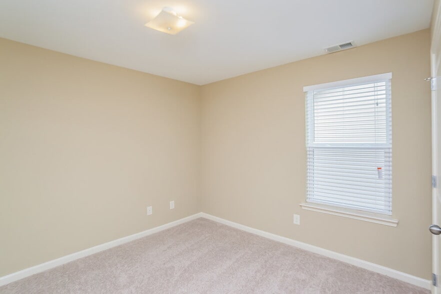 Building Photo - 124 Hill Crest Cir