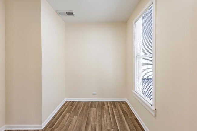 Building Photo - 420 N Lockwood Ave