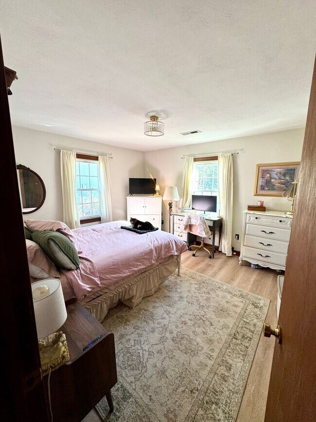 Building Photo - 5 Bed 2 Bath Home for Rent in Chesapeake!