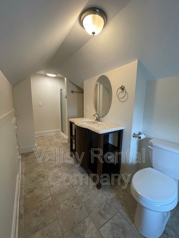 Building Photo - 200 King St