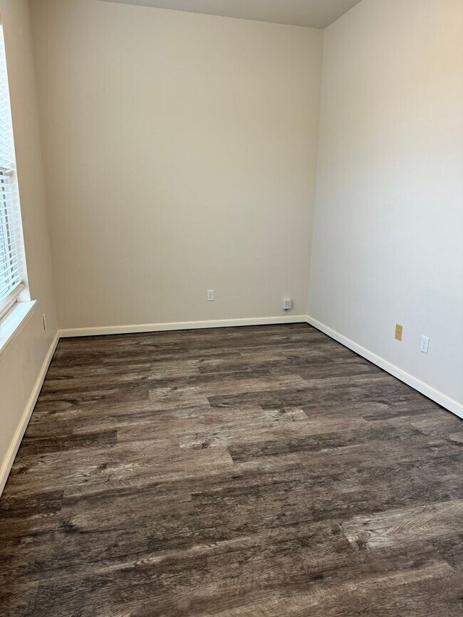 Building Photo - 3 Bed 2 bath with an office in The Enclave