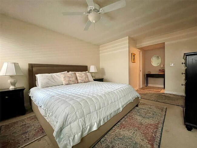 Building Photo - 4629 Poinciana St