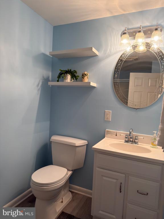 Building Photo - 905 W Poplar Rd