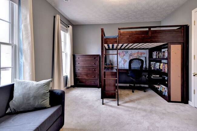 Building Photo - Spacious and Updated Yorktown Home
