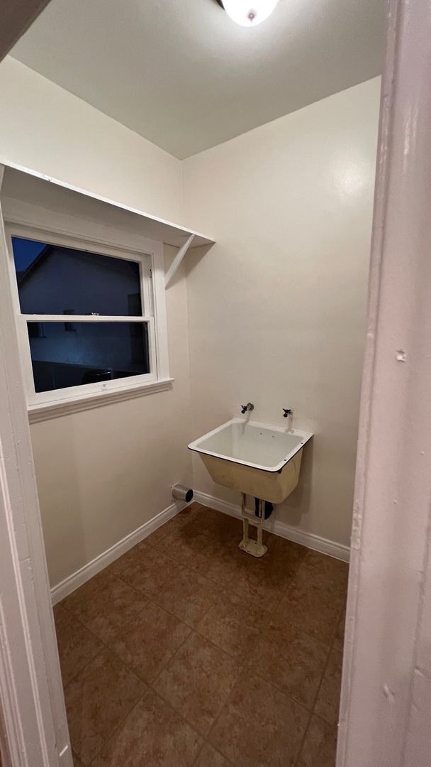 Building Photo - 1166 N Raymond Ave