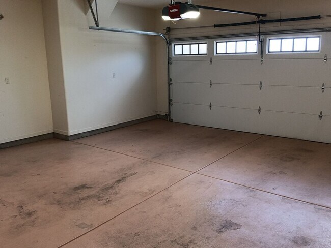 Building Photo - Stunning 4 bedroom, 3.5 bathroom home! Sho...