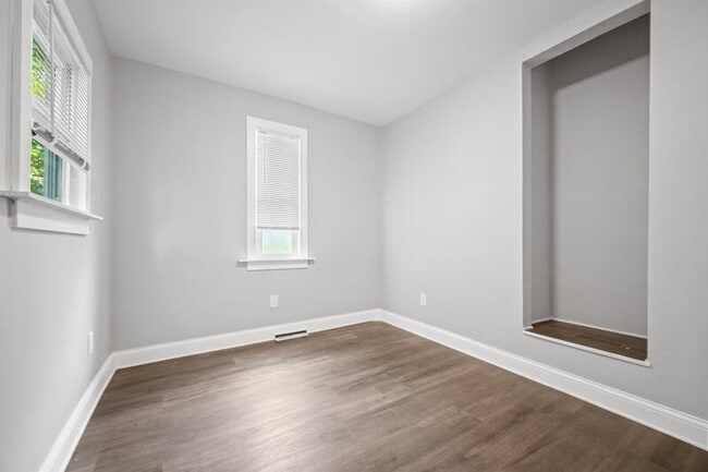 Building Photo - 1365 E 43rd St