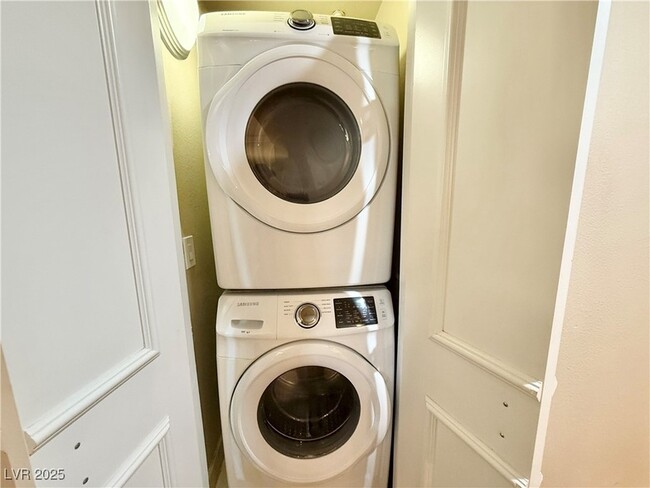 Building Photo - 210 E Flamingo Rd