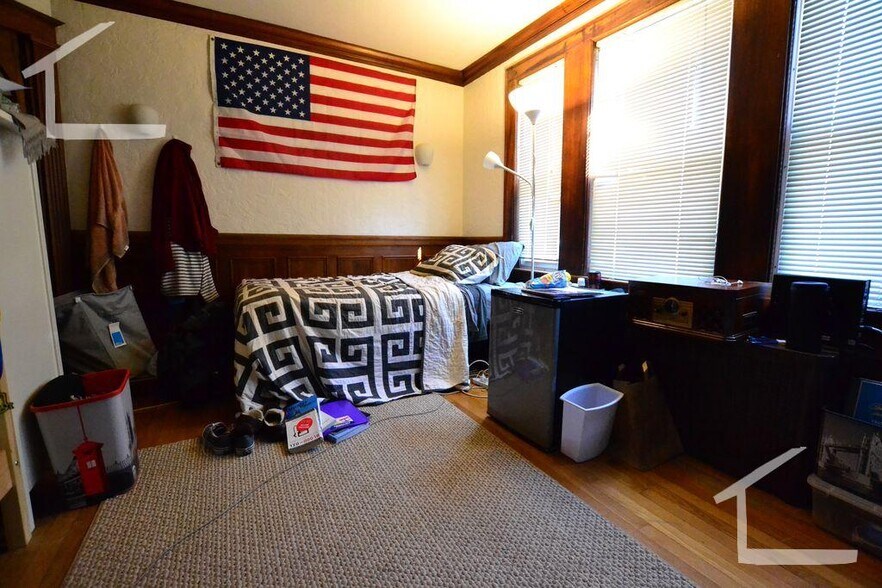 Building Photo - 116 Lake St