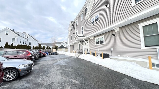 Building Photo - 489 Main St