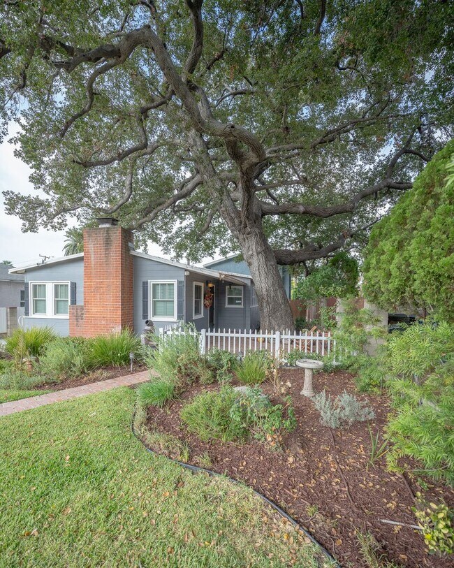 Building Photo - Peaceful Cottage Home w/ 3B2B