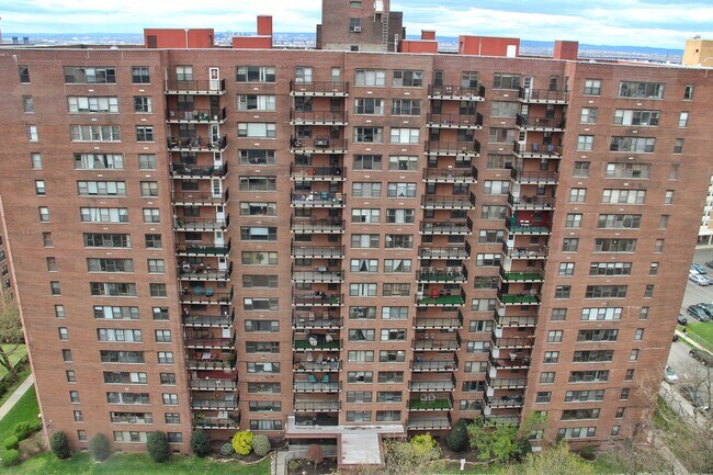 Building Photo - 10 Huron Ave