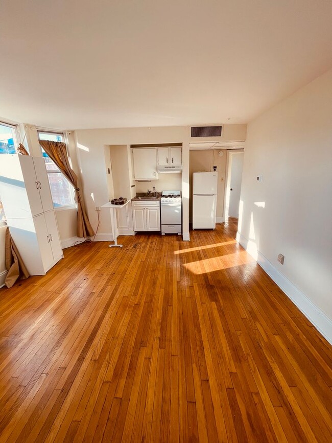 Primary Photo - ONE BEDROOM RITTENHOUSE APARTMENT - FREE W...