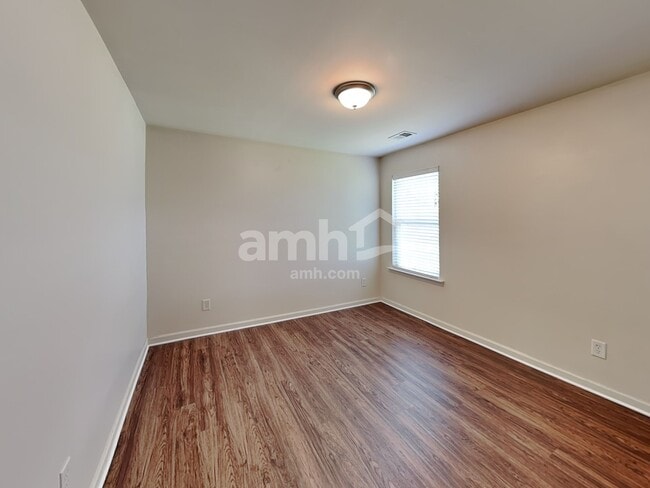 Building Photo - 975 Donington Cir