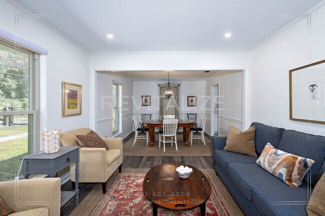 Building Photo - Stunning 3 Bed 2 Bath Brick Home with Huge Yard!