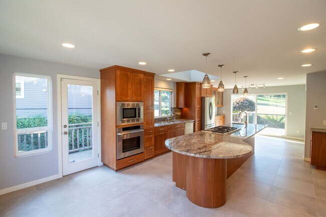 Building Photo - 5Bd/2.5Ba Redmond Home