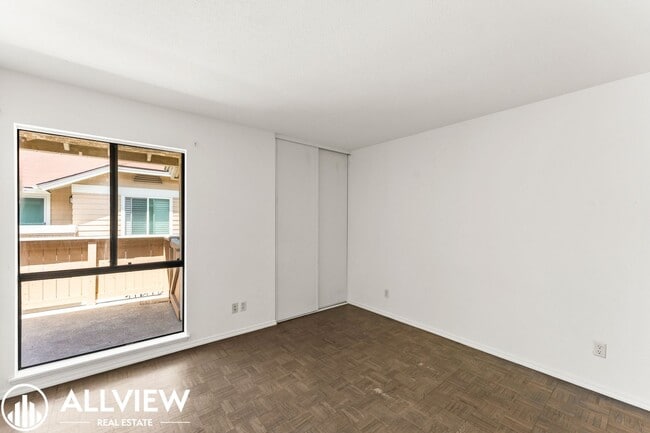 Building Photo - Updated 2 Bed, 1.5 Bath Condo in Gated Crosspointe Village